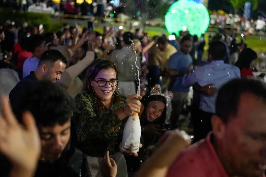 看遍全球跨年夜!烟花照亮大本钟,灯光闪耀凯旋门(组图) - 39