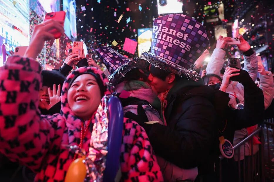 看遍全球跨年夜!烟花照亮大本钟,灯光闪耀凯旋门(组图) - 8