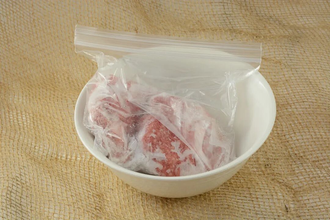 真的别再把肉泡水里解冻了!正确的解冻方法(组图) - 6