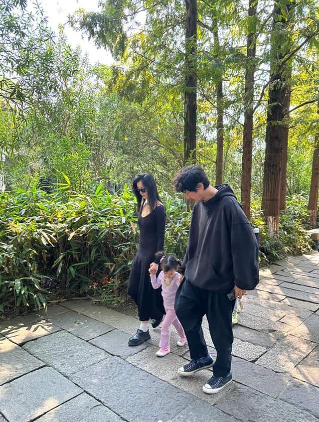 齐溪骄傲晒闺女，大女儿露脸像王传君，身高惊人，不到5岁有130（组图） - 5