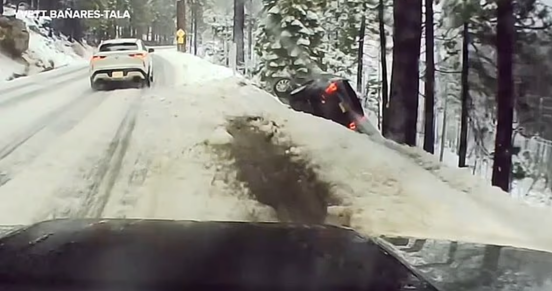太浩湖雪路惊魂：SUV滑下悬崖！有人停下，有人直接开走，路人秒变英雄救人救狗（组图） - 3