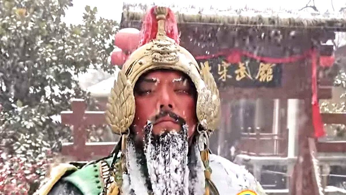 河南景点关羽冰雕竟是真人演员惹网民心痛,官方:有提供暖包(组图) - 1