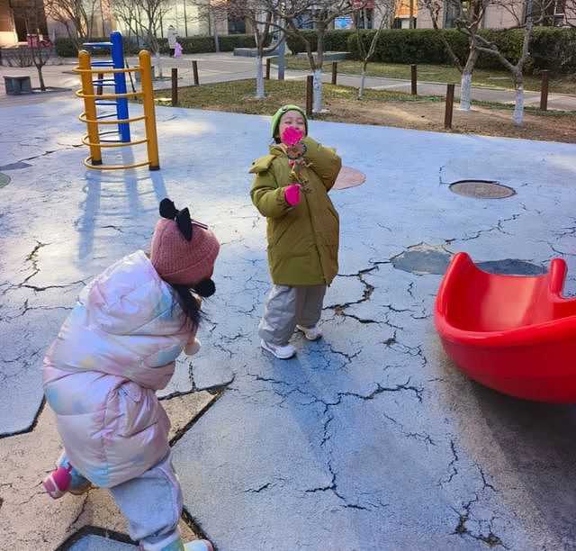齐溪骄傲晒闺女，大女儿露脸像王传君，身高惊人，不到5岁有130（组图） - 2
