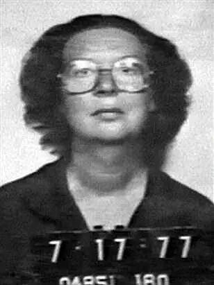 老爸爱上怪异老太太,女儿一搜她名字:坐牢30年的总统杀手?!全家乱套...(组图) - 2