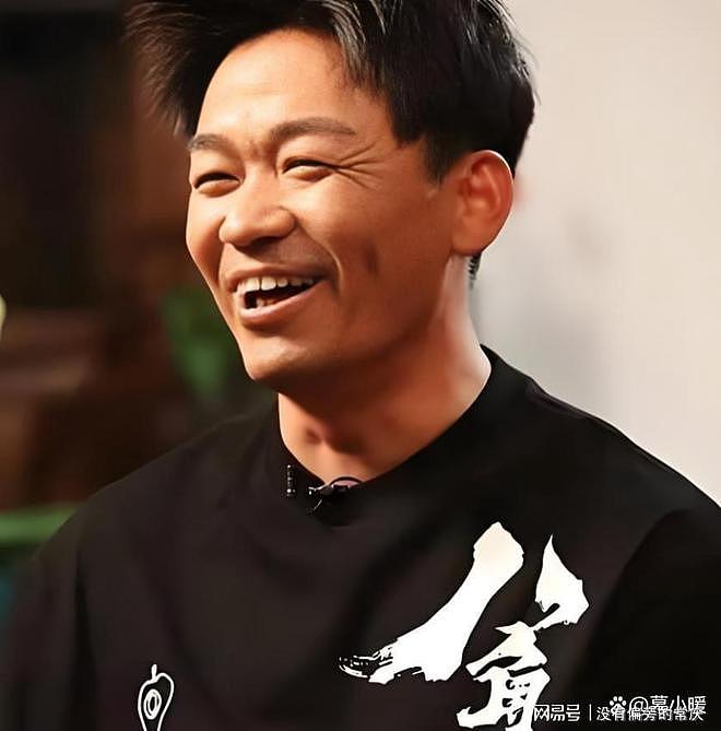 六年铁窗生涯结束，宋喆在河北老家县城的理发店里为顾客修剪头发（组图） - 2