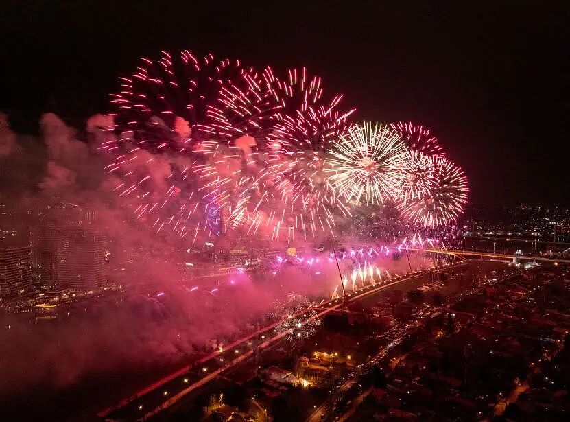 看遍全球跨年夜!烟花照亮大本钟,灯光闪耀凯旋门(组图) - 36