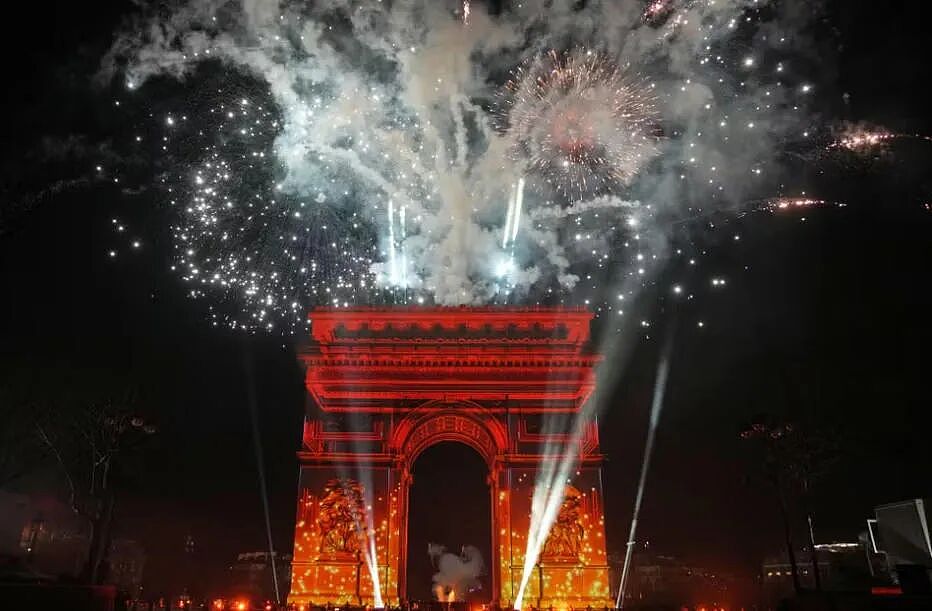 看遍全球跨年夜!烟花照亮大本钟,灯光闪耀凯旋门(组图) - 13