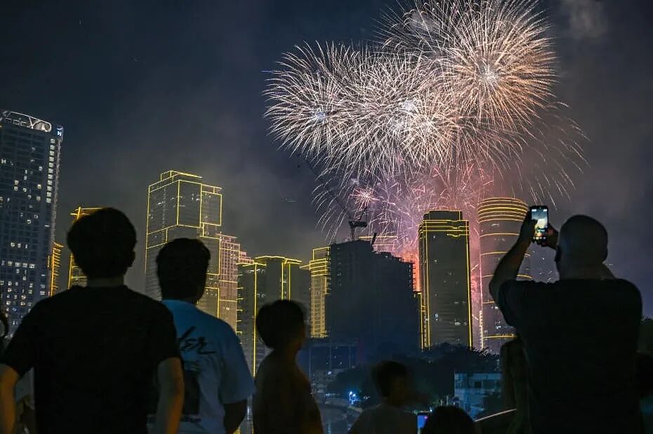 看遍全球跨年夜!烟花照亮大本钟,灯光闪耀凯旋门(组图) - 42