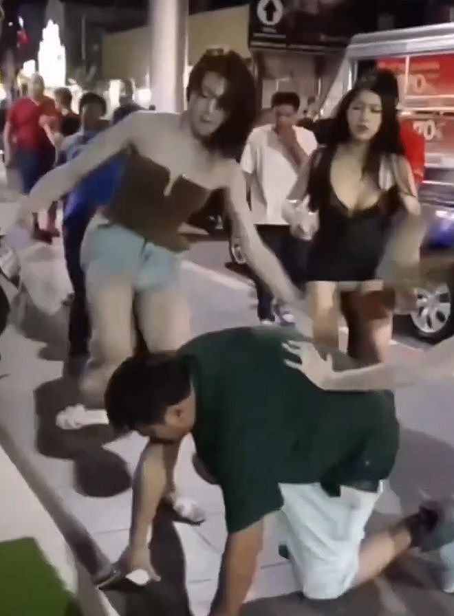 52岁印度男子在泰国“触碰”变性女从业者,却拒付服务费遭围攻(组图) - 4
