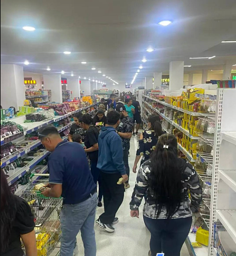 美国空袭委内瑞拉，民众抢购粮食扫火机，市面平静警察照常巡逻（组图） - 3
