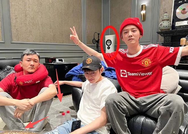 想逼宫?司晓迪再晒跟鹿晗牵手照,又蹭腿又躺一块,关晓彤好惨(组图) - 12