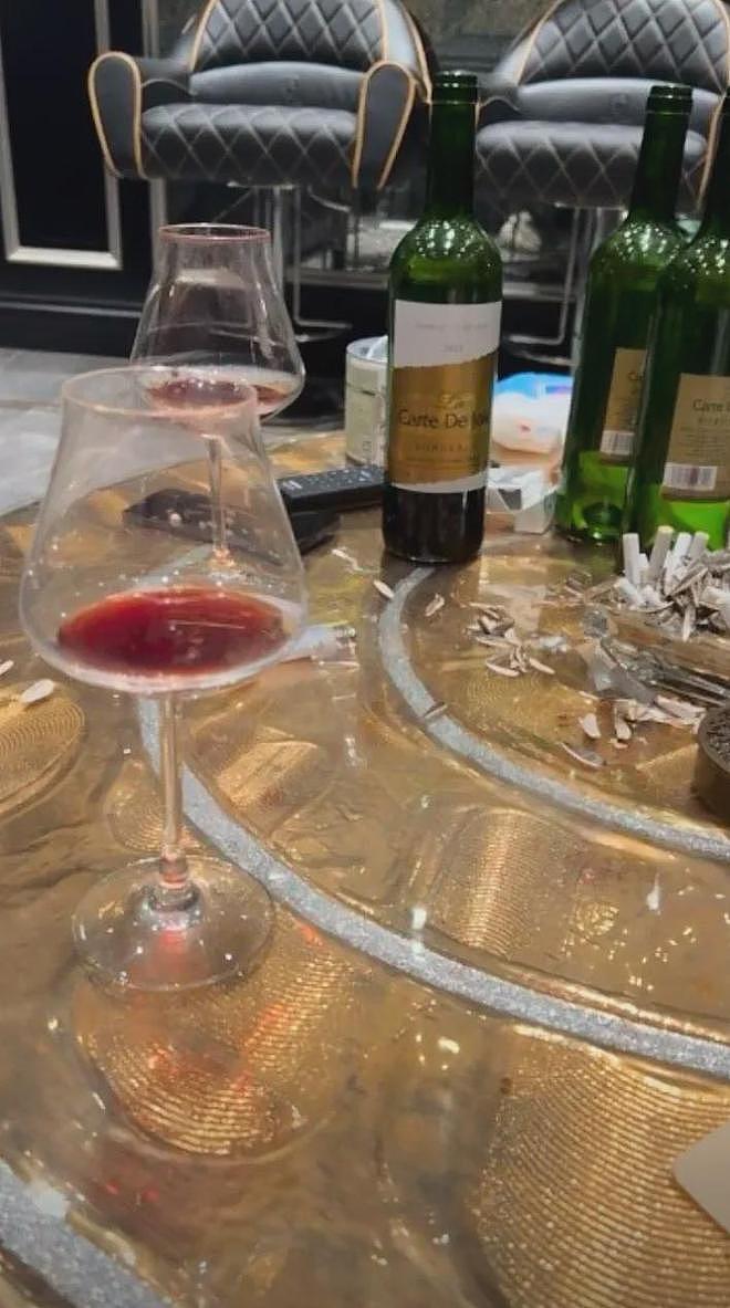 想逼宫?司晓迪再晒跟鹿晗牵手照,又蹭腿又躺一块,关晓彤好惨(组图) - 11