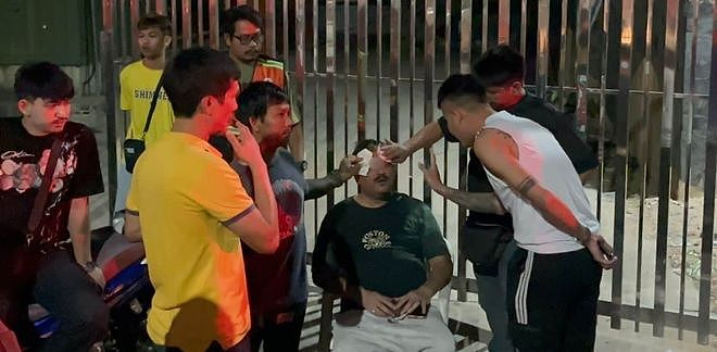 52岁印度男子在泰国“触碰”变性女从业者,却拒付服务费遭围攻(组图) - 3