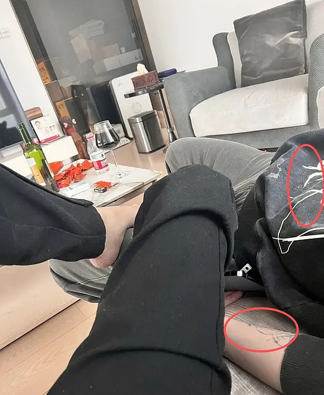 想逼宫?司晓迪再晒跟鹿晗牵手照,又蹭腿又躺一块,关晓彤好惨(组图) - 2