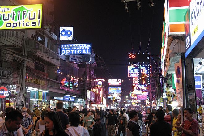 52岁印度男子在泰国“触碰”变性女从业者,却拒付服务费遭围攻(组图) - 6