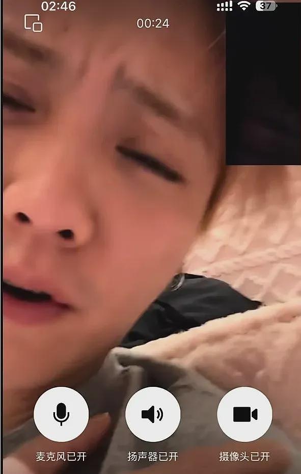 想逼宫?司晓迪再晒跟鹿晗牵手照,又蹭腿又躺一块,关晓彤好惨(组图) - 10