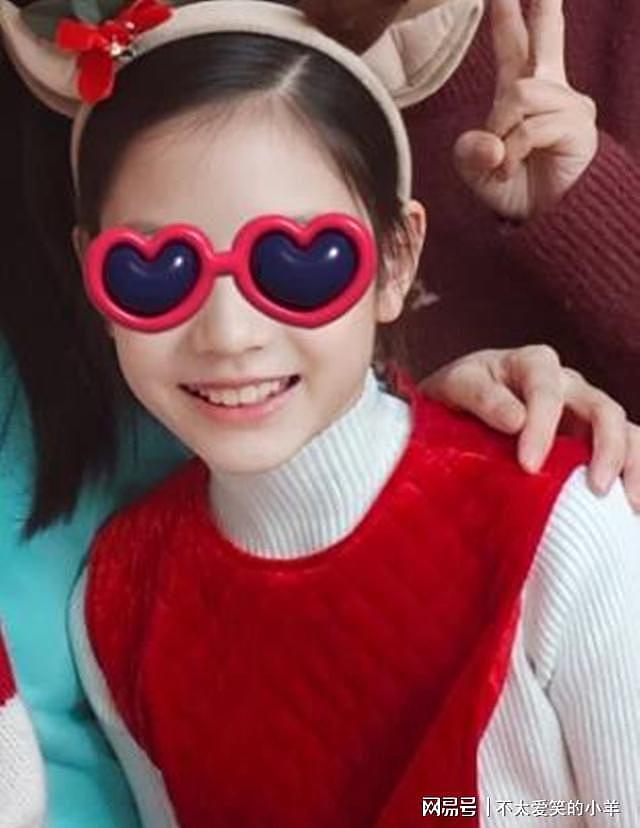 张梓琳带女儿过节一脸孕相，胖妹脸型完美，这美貌马赛克都挡不住（组图） - 4