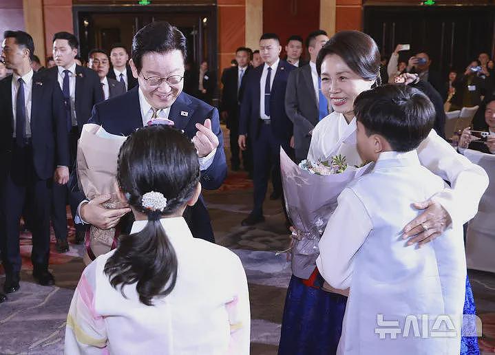 李在明夫妇在北京出席招待会！第一夫人穿传统韩服亮相，又惊艳了（组图） - 9
