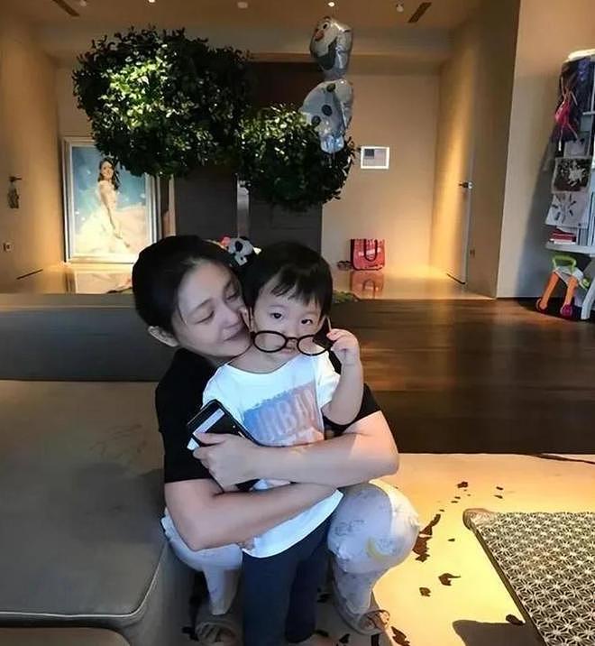 大S离世后第一个跨年,小S带妈妈看烟花,S妈眼含热泪惹人心疼(组图) - 9