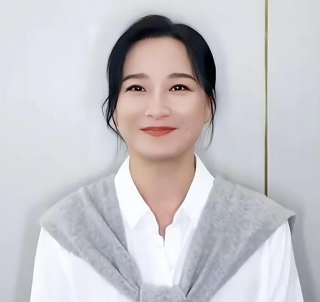 贾玲最新近照就胖了一点，网友就不满意了（组图） - 4