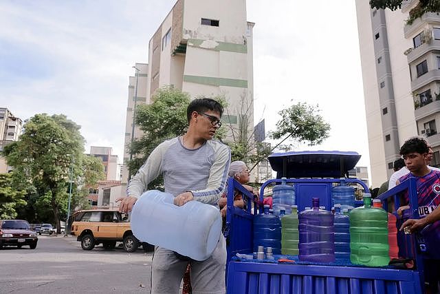 委内瑞拉民众超市排长队囤物资,街头一片寂静,未来走向令人忧心(组图) - 3
