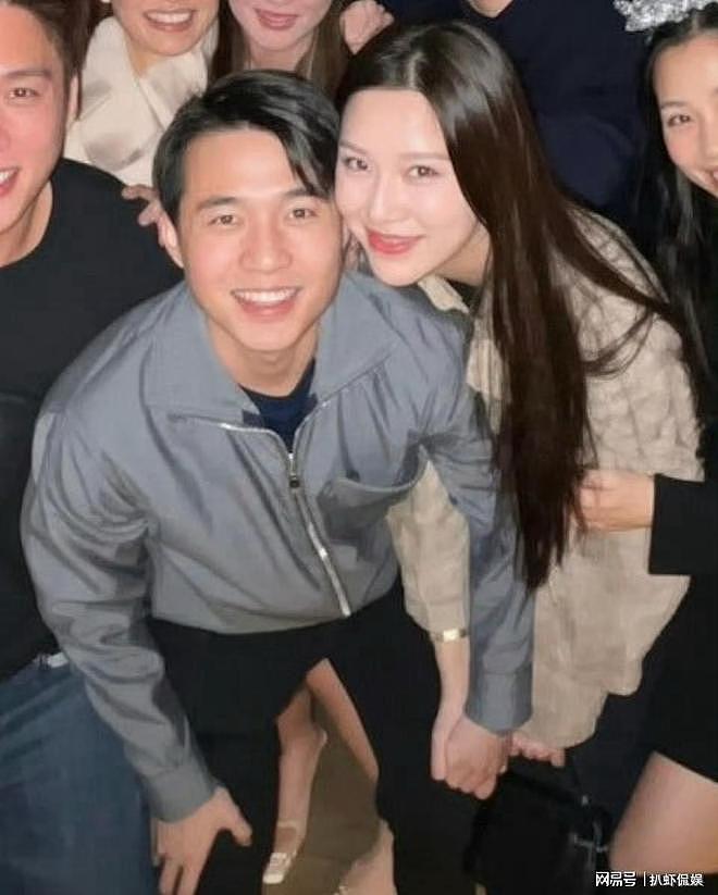 何猷亨大方公开恋情，与女友牵手跨年，脸贴脸高调撒糖好甜蜜（组图） - 2