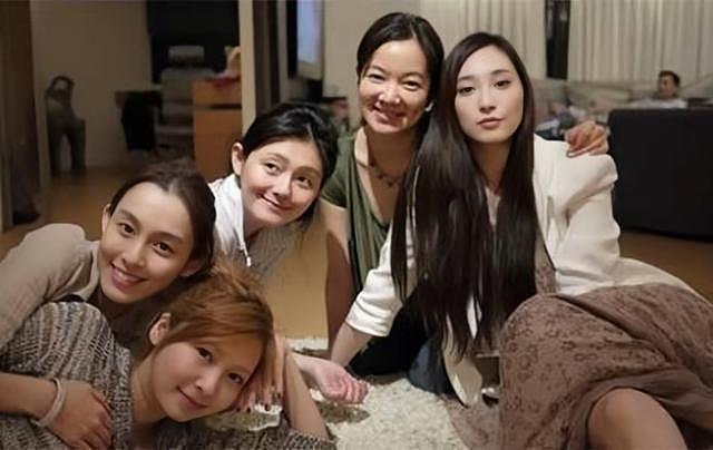 吴佩慈近照曝光!竟成了大妈,脸圆牙黑皱纹深,不工作在家带4娃(组图) - 2