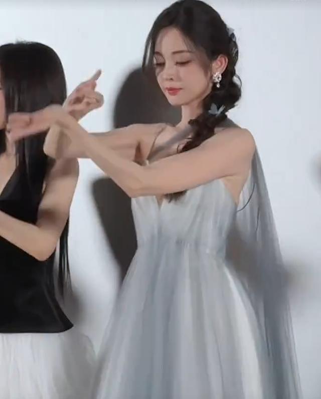 娜扎剧宣跳舞肩带断裂,开叉领口差点走光,惊慌后坚持跳完舞(组图) - 2