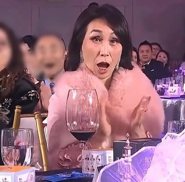 梁安琪何超凤同框差距明显,年龄同样60多岁,前者气血足后者干瘪(组图) - 8