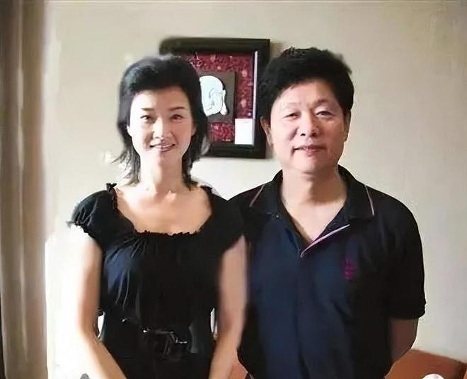 59岁宋祖英现身北京,坐包厢看戏捧场,看她脸才知岁月真不败美人(组图) - 8