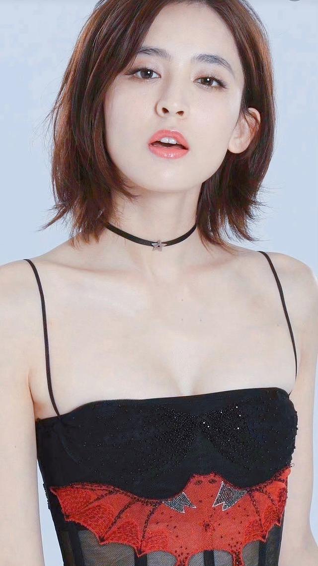 娜扎剧宣跳舞肩带断裂,开叉领口差点走光,惊慌后坚持跳完舞(组图) - 17