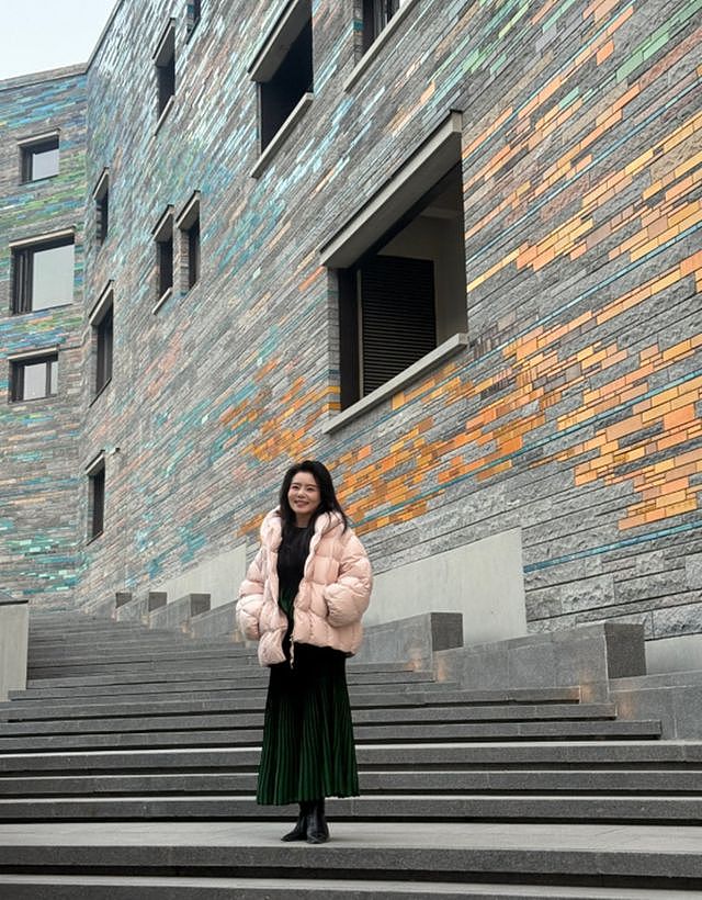 龚琳娜回云南参加邻居婚礼,吃乡村流水席,一桌15道菜12道是荤菜(组图) - 12