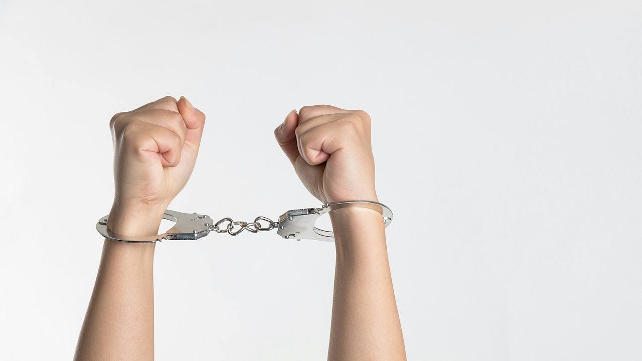 男子微信传百部色情片给好友获刑，中国新规强调网络并非法外之地（组图） - 1