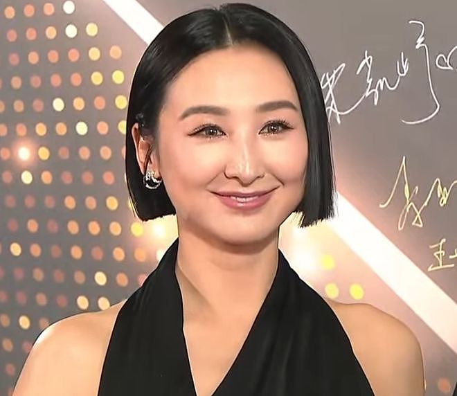 看TVB颁奖礼红毯上的女星,真的捏了一把汗!香港娱乐圈完了(组图) - 9