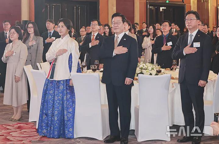李在明夫妇在北京出席招待会！第一夫人穿传统韩服亮相，又惊艳了（组图） - 10
