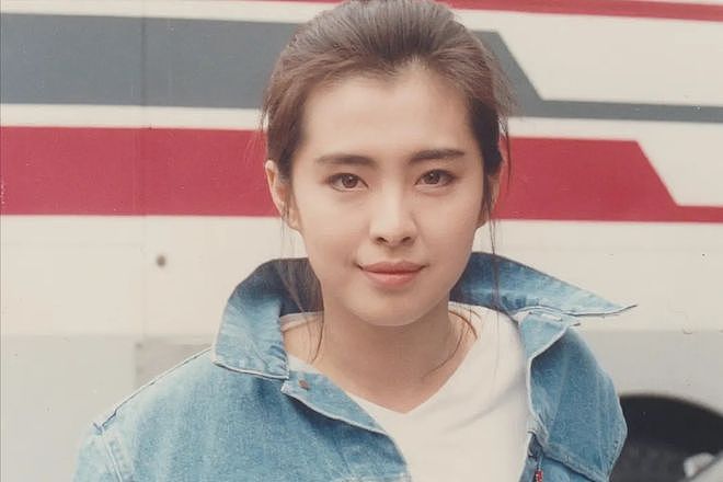 58岁王祖贤近况曝光！双眼浮肿疑医美过度，回应巅峰时退圈原因（组图） - 1