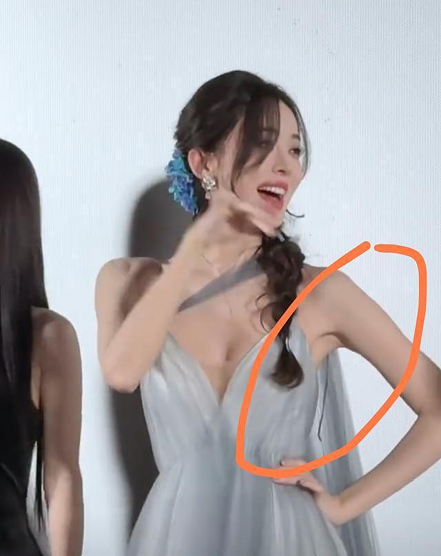 娜扎剧宣跳舞肩带断裂,开叉领口差点走光,惊慌后坚持跳完舞(组图) - 1