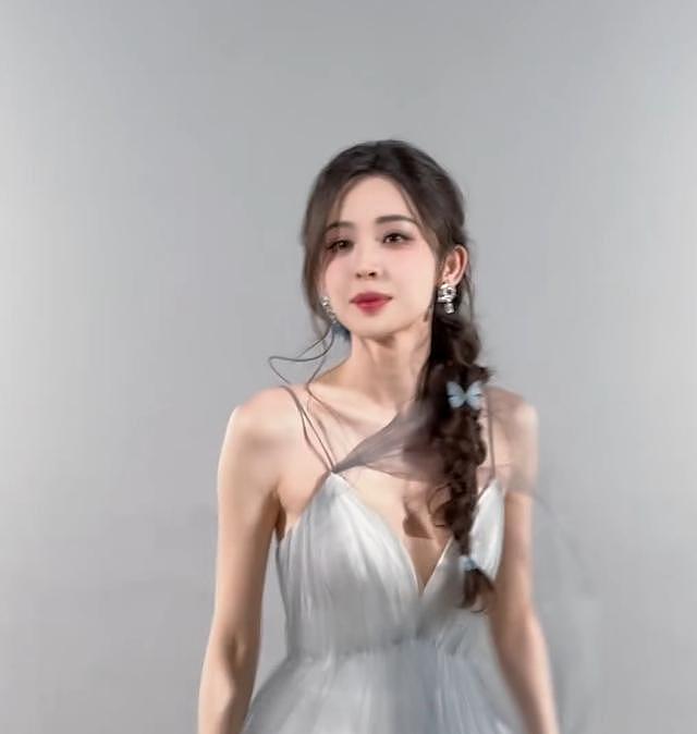 娜扎剧宣跳舞肩带断裂,开叉领口差点走光,惊慌后坚持跳完舞(组图) - 8