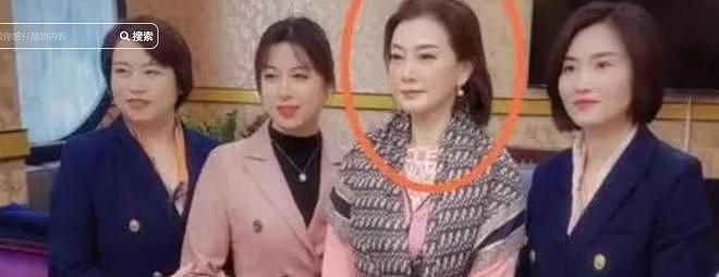 59岁宋祖英现身北京,坐包厢看戏捧场,看她脸才知岁月真不败美人(组图) - 11