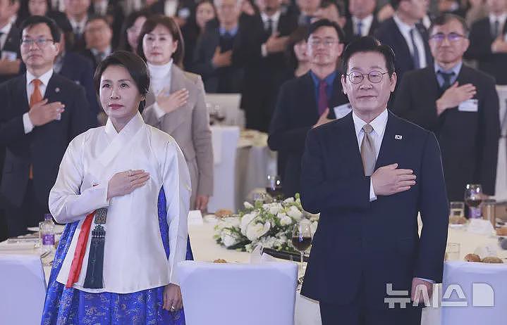 李在明夫妇在北京出席招待会！第一夫人穿传统韩服亮相，又惊艳了（组图） - 5