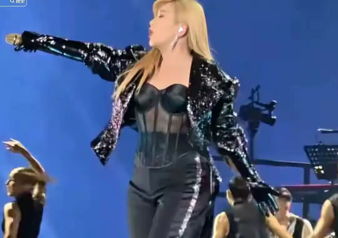梁静茹厦门演唱会身材发福，金发造型翻车认不出，撞脸李湘张惠妹（组图） - 4