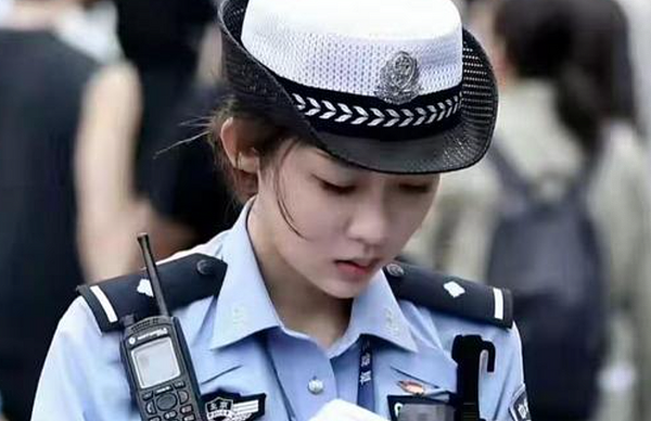 26岁北京女交警“撞脸”杨紫,许多游客误会(组图) - 1