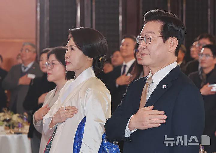 李在明夫妇在北京出席招待会！第一夫人穿传统韩服亮相，又惊艳了（组图） - 8