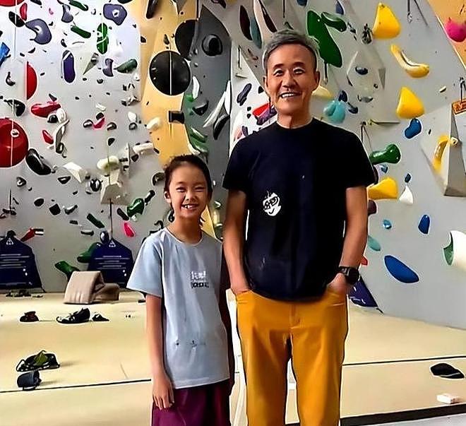原来她是王石大女儿，比后妈年龄还大，45岁单身不结婚父亲愁白头（组图） - 23