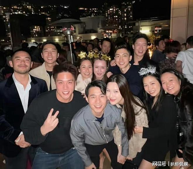 何猷亨大方公开恋情，与女友牵手跨年，脸贴脸高调撒糖好甜蜜（组图） - 1