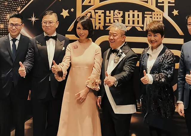 梁安琪何超凤同框差距明显,年龄同样60多岁,前者气血足后者干瘪(组图) - 1