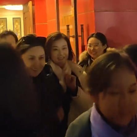 59岁宋祖英现身北京,坐包厢看戏捧场,看她脸才知岁月真不败美人(组图) - 20