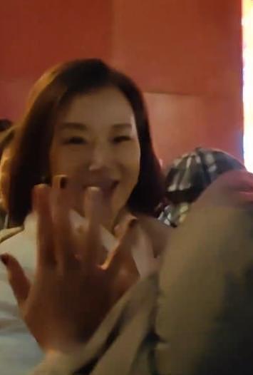 59岁宋祖英现身北京,坐包厢看戏捧场,看她脸才知岁月真不败美人(组图) - 21