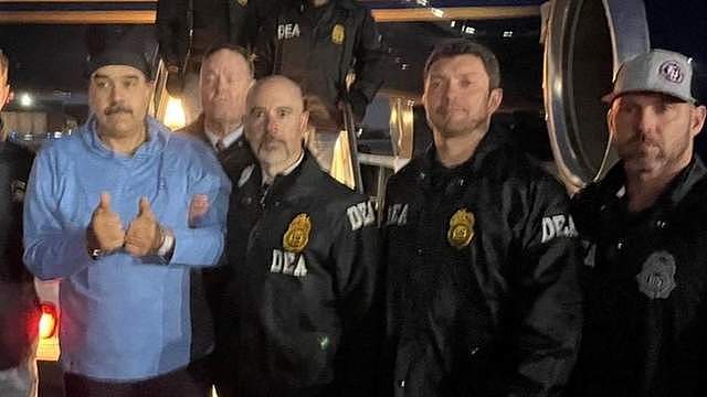 马杜罗穿拖鞋竖拇指,与美国特工微笑合影,该抓捕是否合法惹争议(组图) - 2