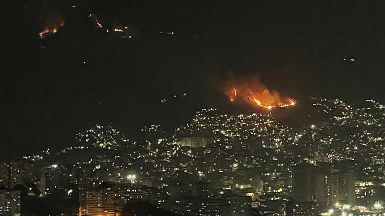 特朗普称正在考虑重新开放美国驻委内瑞拉大使馆,古巴:32名军事人员死亡,将全国哀悼(组图) - 2